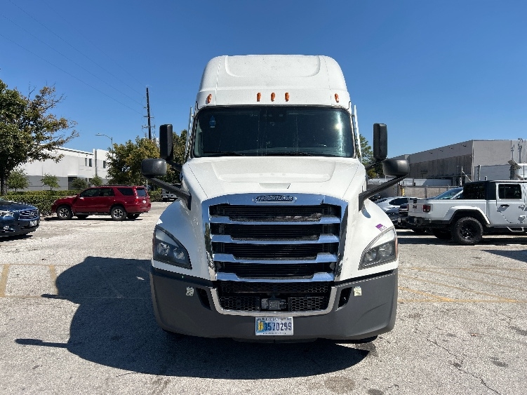 Used 2021 Freightliner Cascadia - photo 2