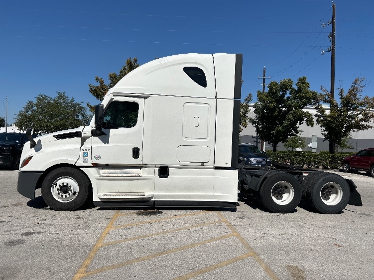 Used 2021 Freightliner Cascadia - photo 6
