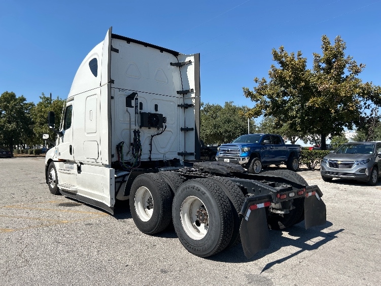 Used 2021 Freightliner Cascadia - photo 7