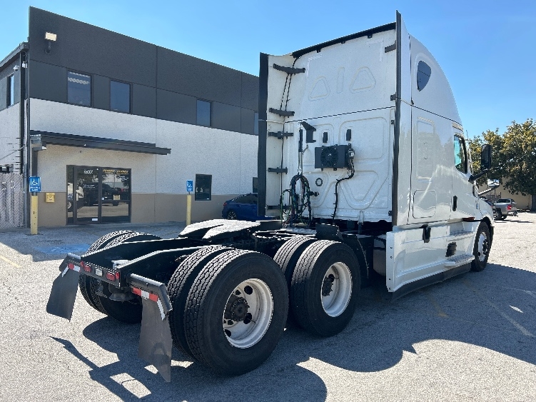 Used 2021 Freightliner Cascadia - photo 8