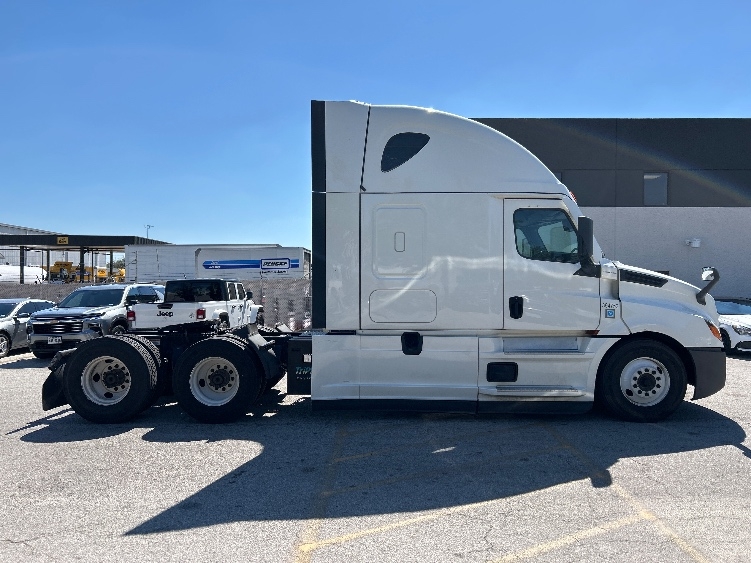 Used 2021 Freightliner Cascadia - photo 9