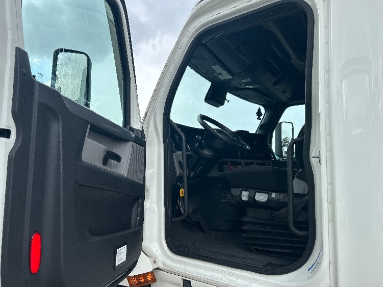 Used 2021 Freightliner Cascadia - photo 10