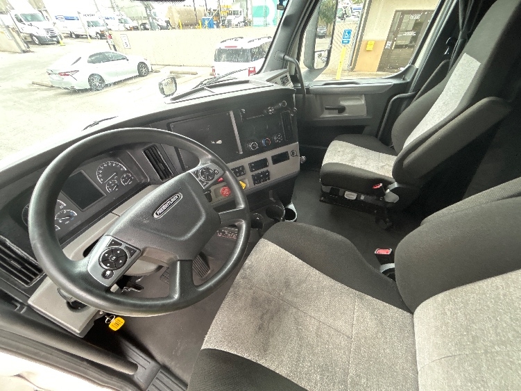 Used 2021 Freightliner Cascadia - photo 11