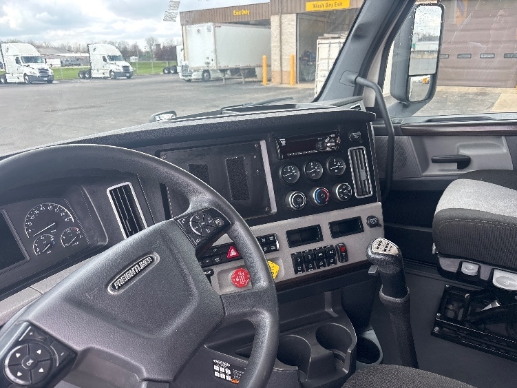 Used 2021 Freightliner Cascadia - photo 12