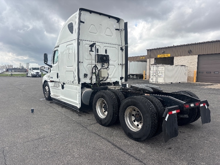 Used 2021 Freightliner Cascadia - photo 7