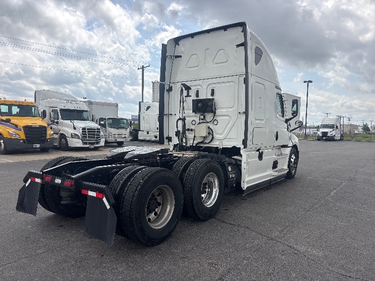 Used 2021 Freightliner Cascadia - photo 9