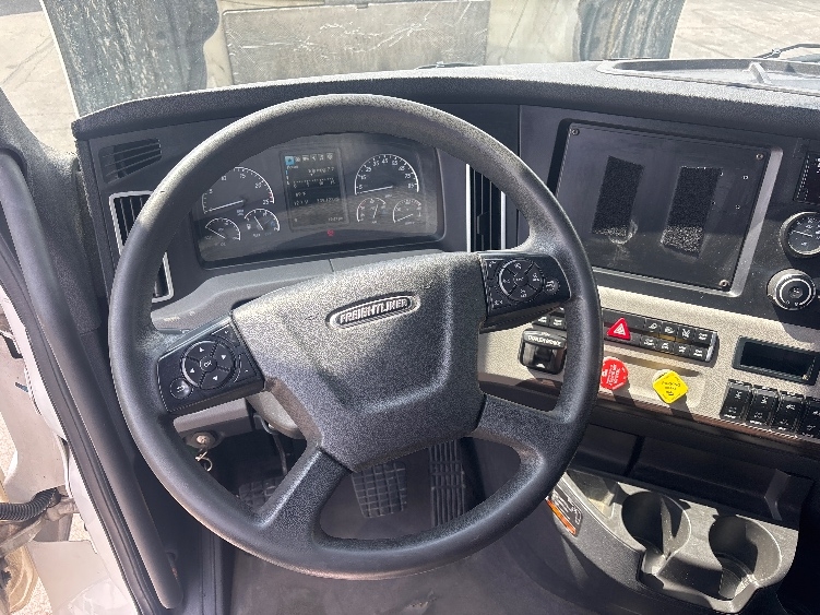Used 2021 Freightliner Cascadia - photo 13
