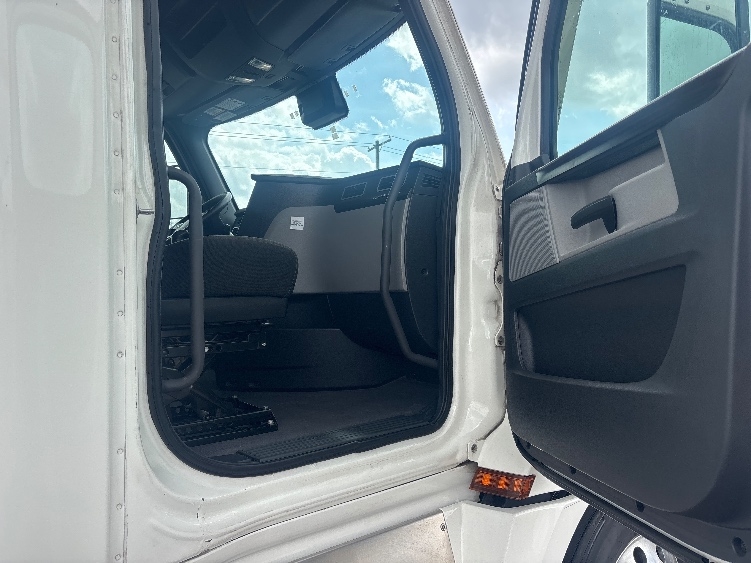 Used 2021 Freightliner Cascadia - photo 15