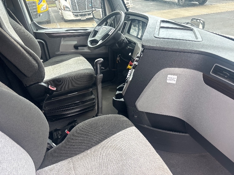 Used 2021 Freightliner Cascadia - photo 17