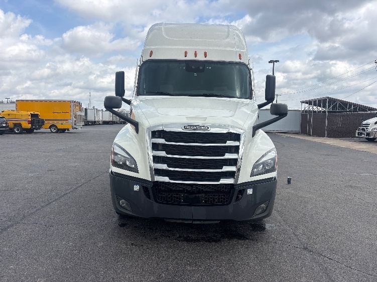 Used 2021 Freightliner Cascadia - photo 2