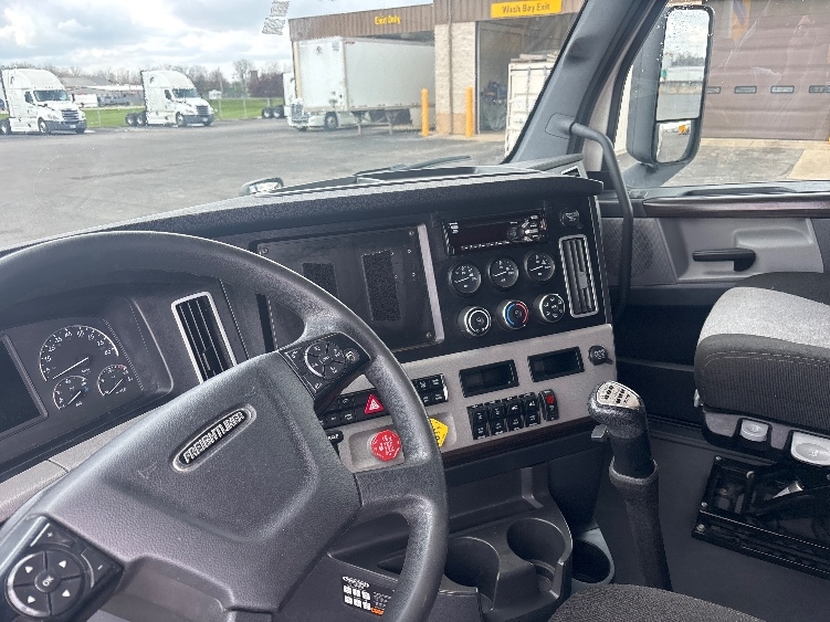Used 2021 Freightliner Cascadia - photo 12