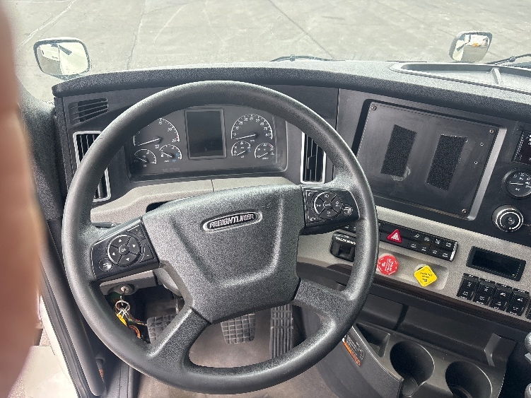Used 2021 Freightliner Cascadia - photo 13