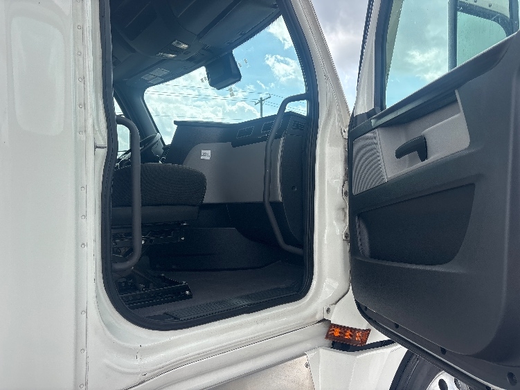 Used 2021 Freightliner Cascadia - photo 15