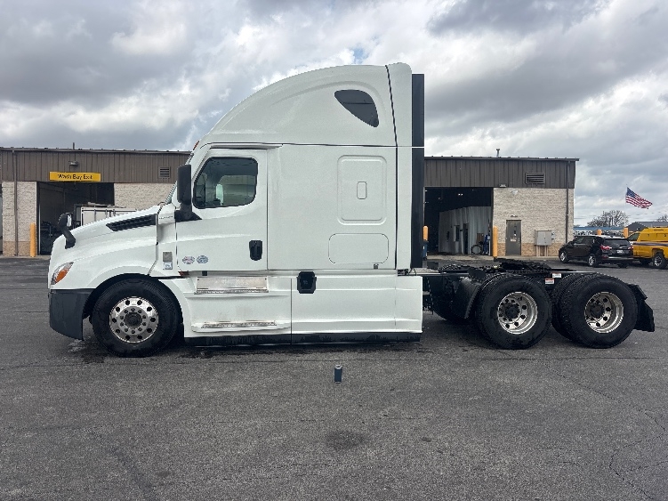 Used 2021 Freightliner Cascadia - photo 6