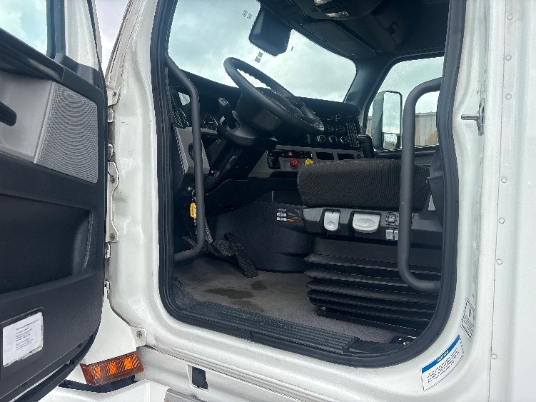 Used 2021 Freightliner Cascadia - photo 11