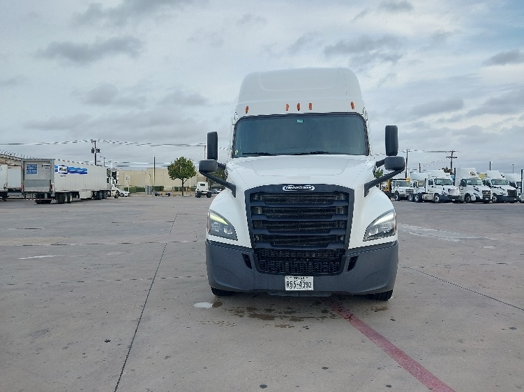 Used 2022 Freightliner Cascadia - photo 2