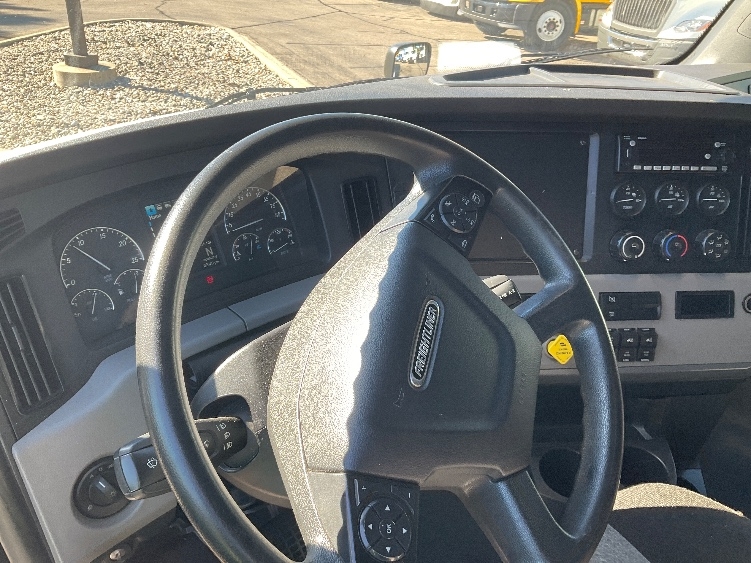 Used 2022 Freightliner Cascadia - photo 12