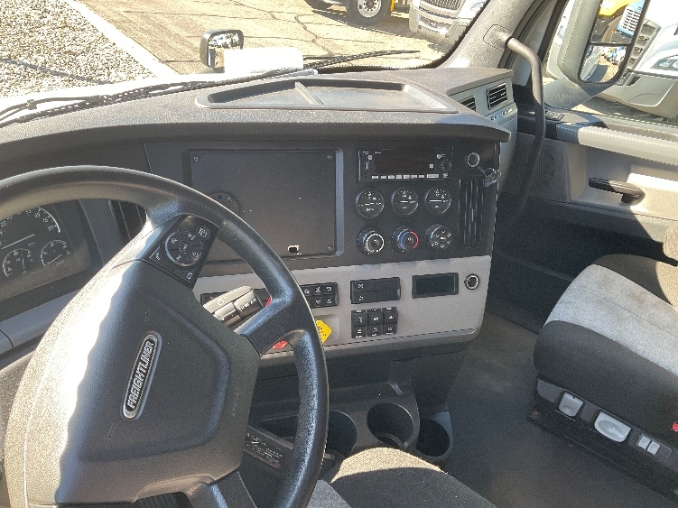 Used 2022 Freightliner Cascadia - photo 13