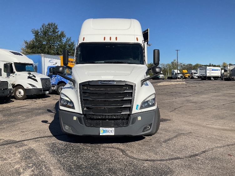Used 2022 Freightliner Cascadia - photo 2
