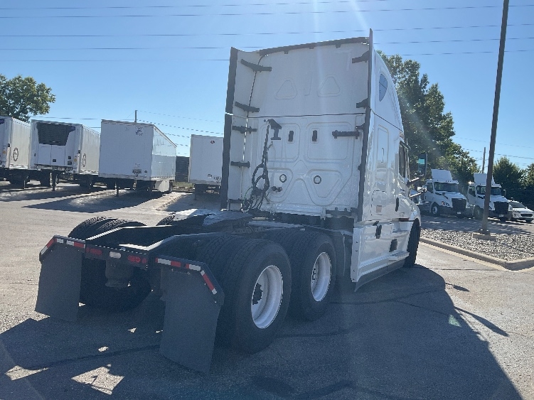 Used 2022 Freightliner Cascadia - photo 9
