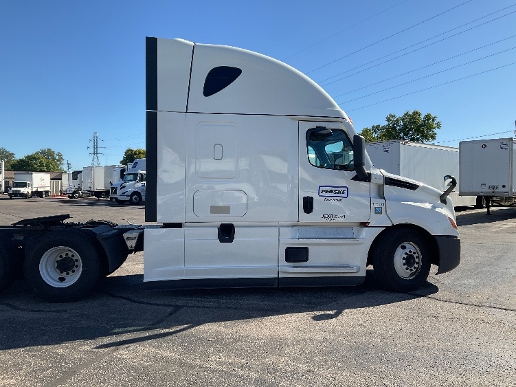Used 2022 Freightliner Cascadia - photo 10