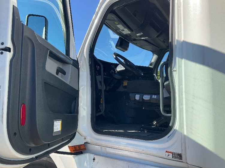 Used 2022 Freightliner Cascadia - photo 11
