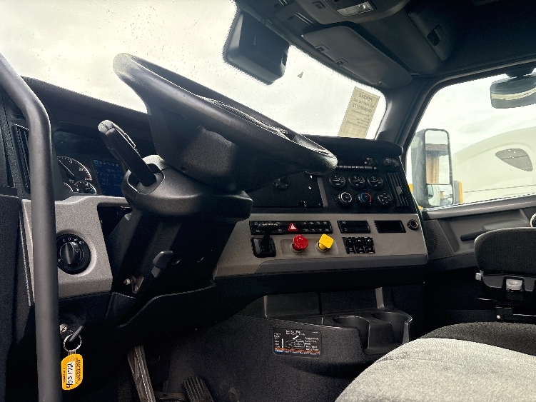 Used 2022 Freightliner Cascadia - photo 12