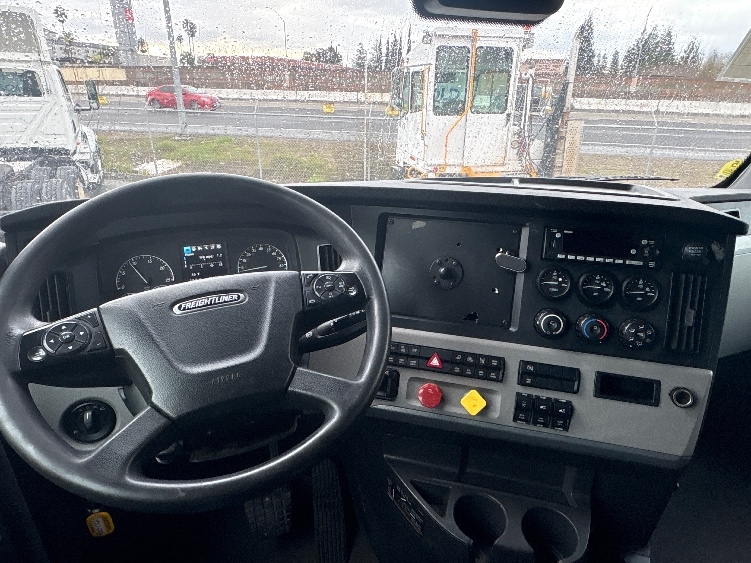 Used 2022 Freightliner Cascadia - photo 13