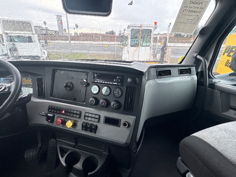 Used 2022 Freightliner Cascadia - photo 14
