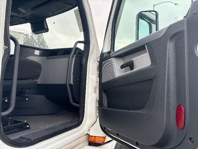 Used 2022 Freightliner Cascadia - photo 15
