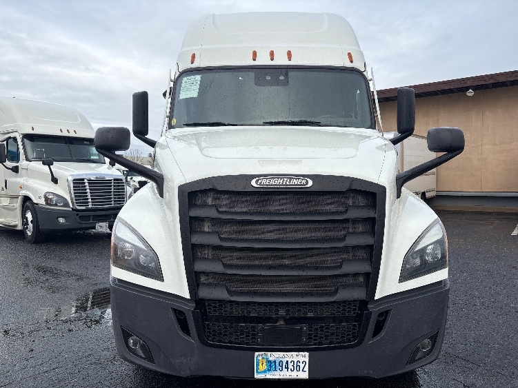 Used 2022 Freightliner Cascadia - photo 2