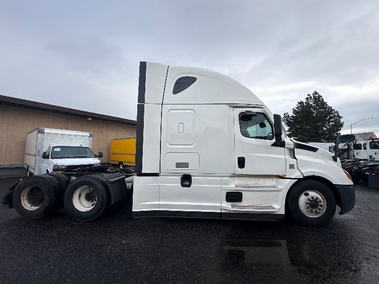 Used 2022 Freightliner Cascadia - photo 10