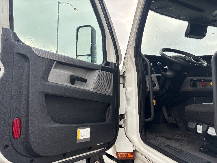 Used 2022 Freightliner Cascadia - photo 11