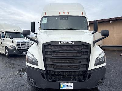 Used 2022 Freightliner Cascadia Detroit DD15AT Semi Truck with Sleeper Cab for sale #405172 - photo 2