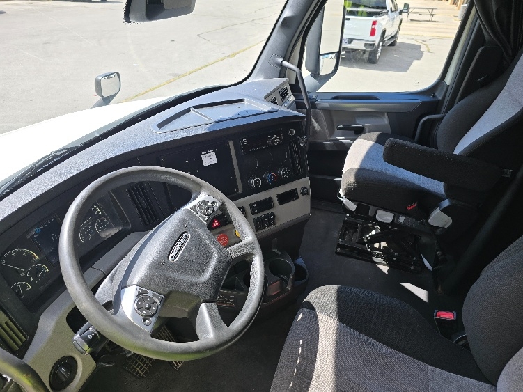 Used 2022 Freightliner Cascadia - photo 12
