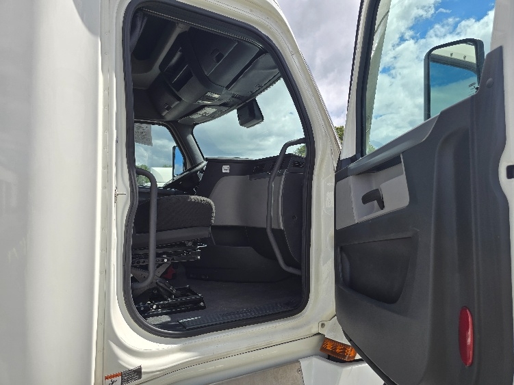 Used 2022 Freightliner Cascadia - photo 15