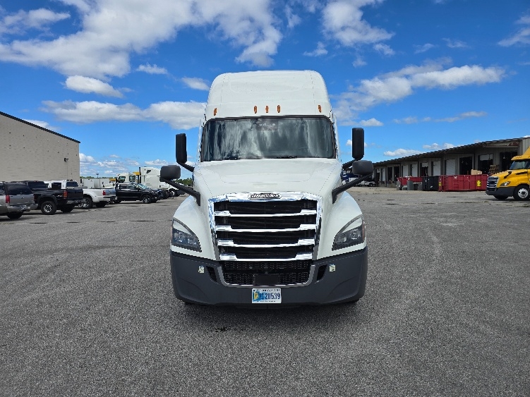 Used 2022 Freightliner Cascadia - photo 2