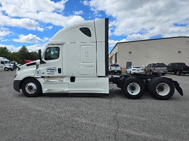 Used 2022 Freightliner Cascadia - photo 6