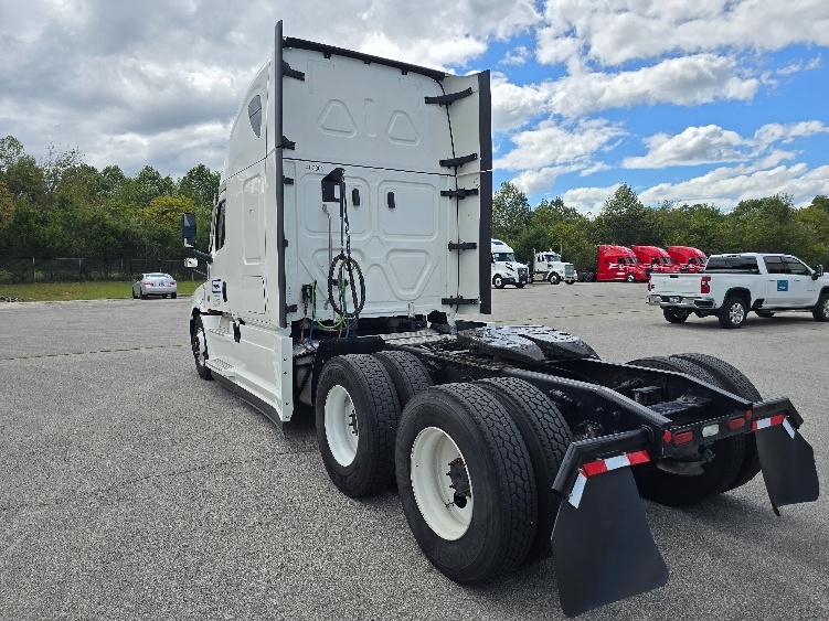 Used 2022 Freightliner Cascadia - photo 7