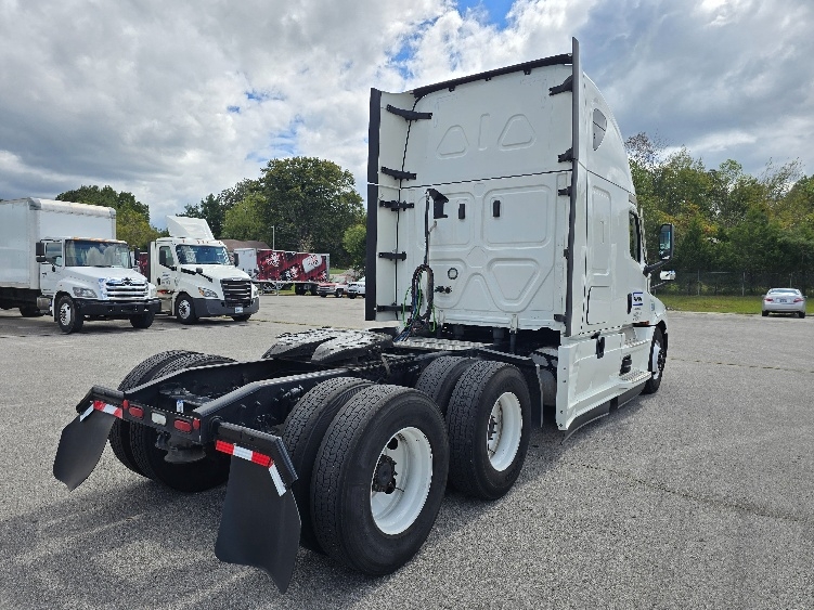 Used 2022 Freightliner Cascadia - photo 9