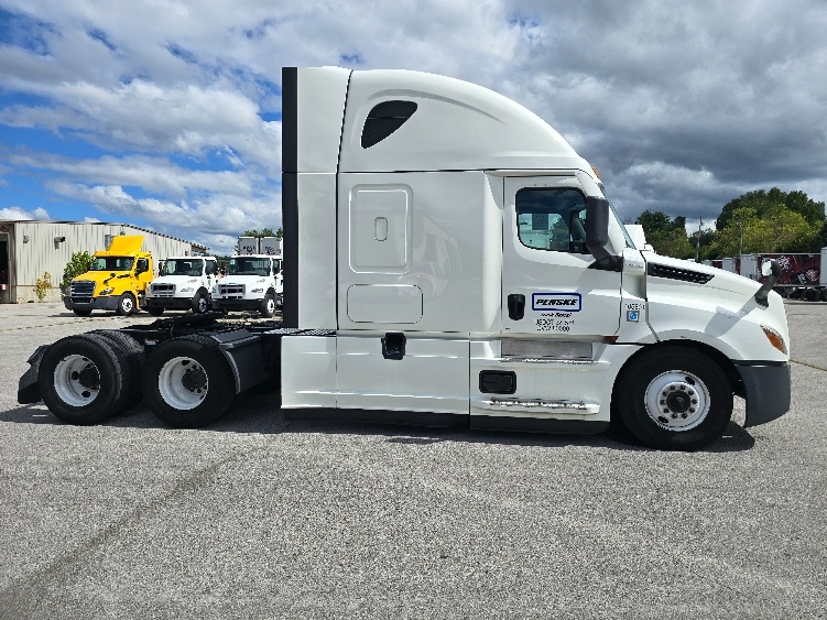 Used 2022 Freightliner Cascadia - photo 10