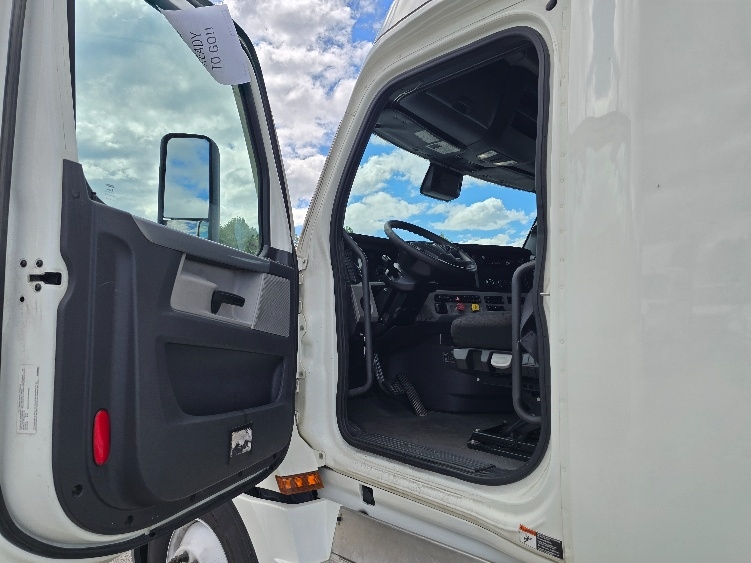 Used 2022 Freightliner Cascadia - photo 11