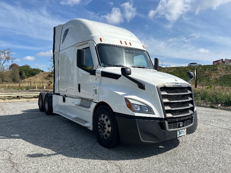 Used 2022 Freightliner Cascadia - photo 1