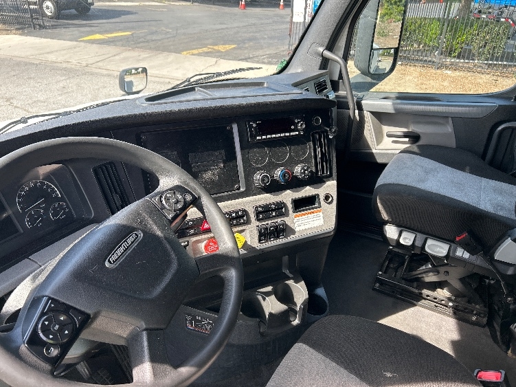 Used 2022 Freightliner Cascadia - photo 10