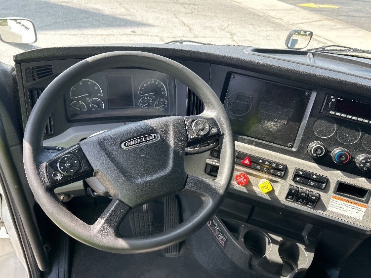 Used 2022 Freightliner Cascadia - photo 11