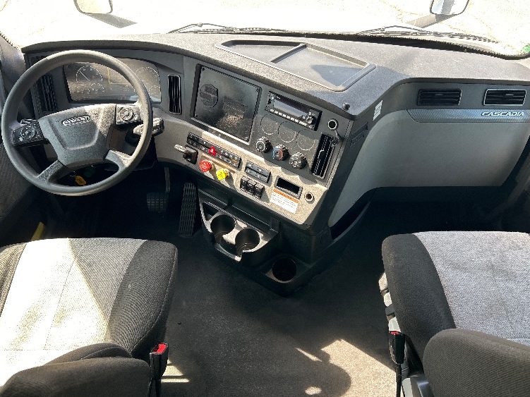 Used 2022 Freightliner Cascadia - photo 12