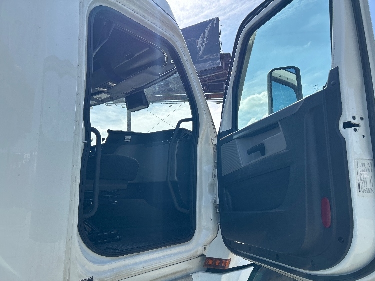 Used 2022 Freightliner Cascadia - photo 13