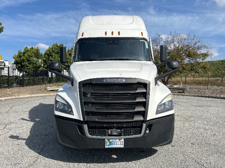 Used 2022 Freightliner Cascadia - photo 2