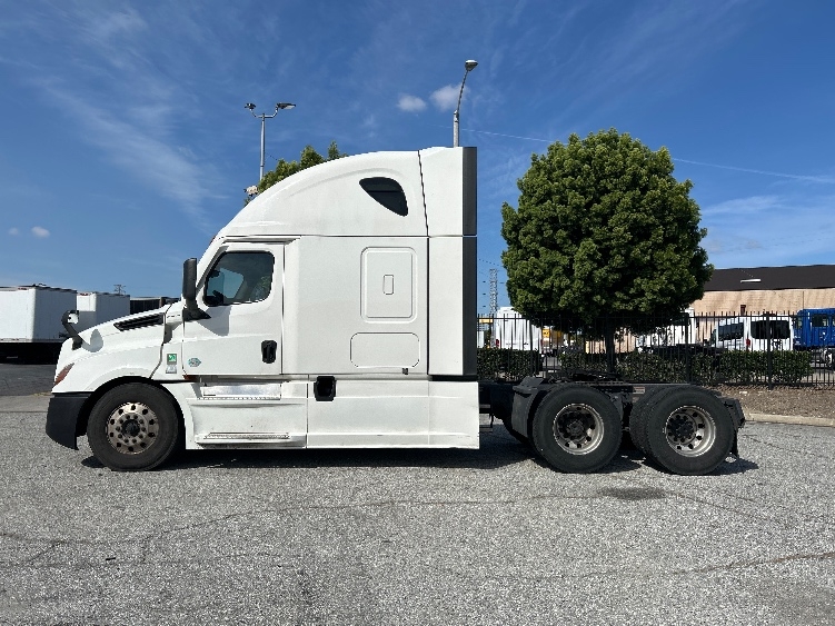 Used 2022 Freightliner Cascadia - photo 4