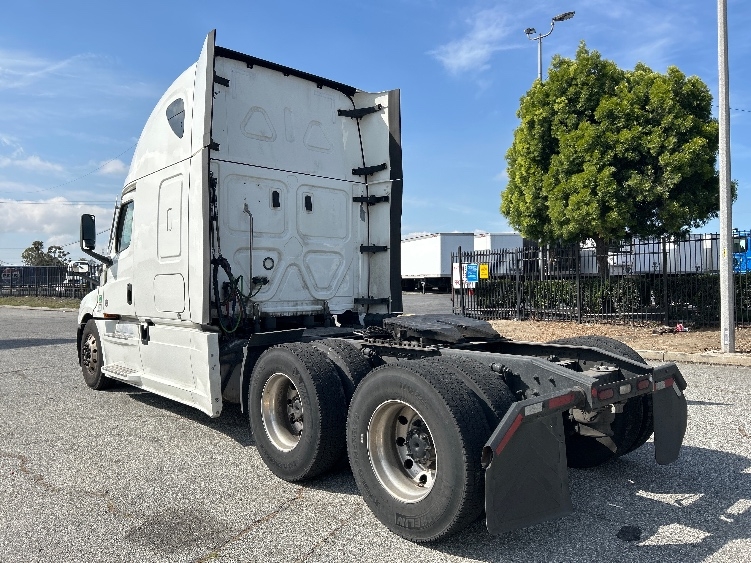 Used 2022 Freightliner Cascadia - photo 5